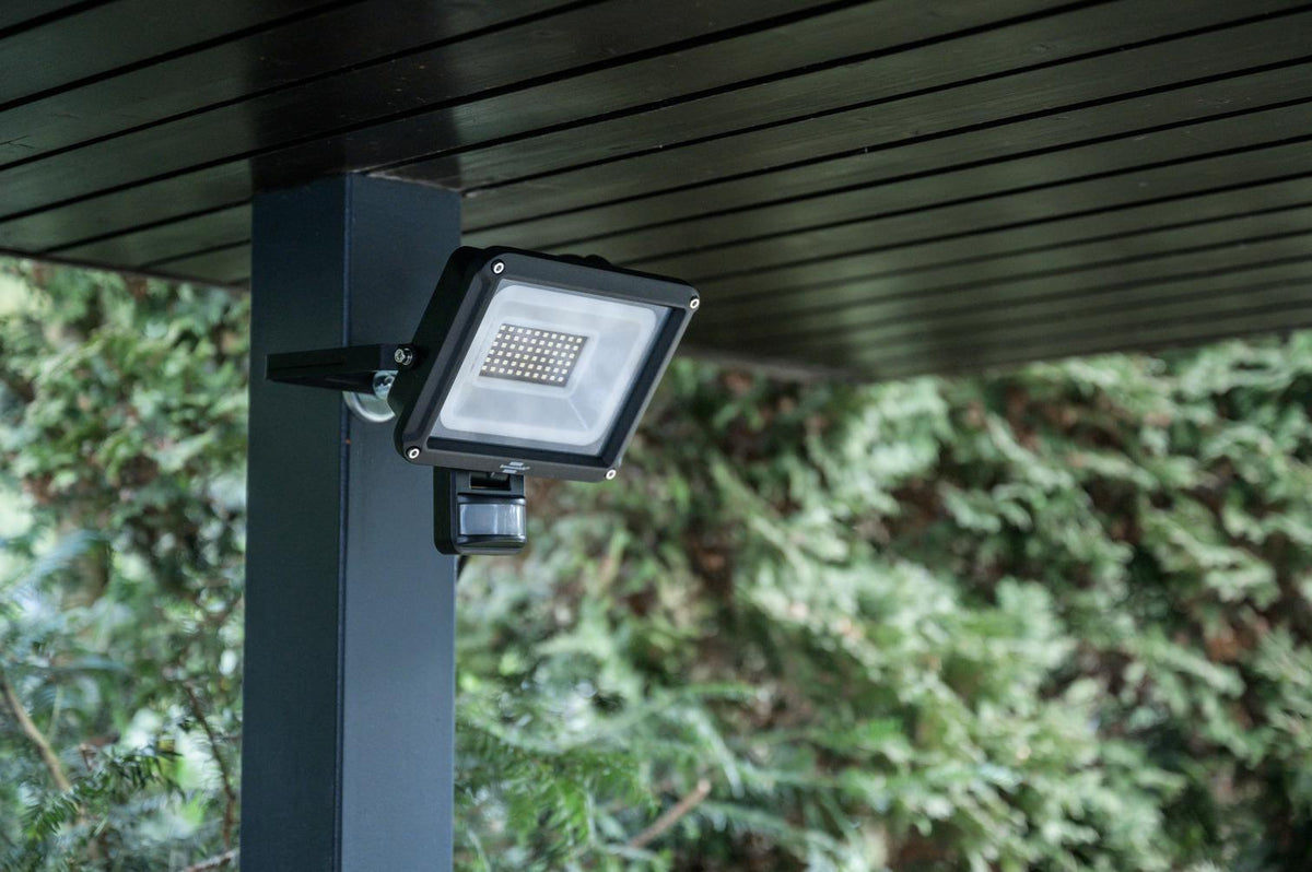 LED-Strahler JARO 4060 30 W 3450 lm IP65 von BRENNENSTUHL – helles Licht für Außenbereiche