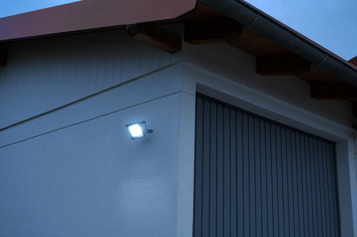 LED-Strahler JARO 4060 30 W 3450 lm IP65 von BRENNENSTUHL – helles Licht für Außenbereiche