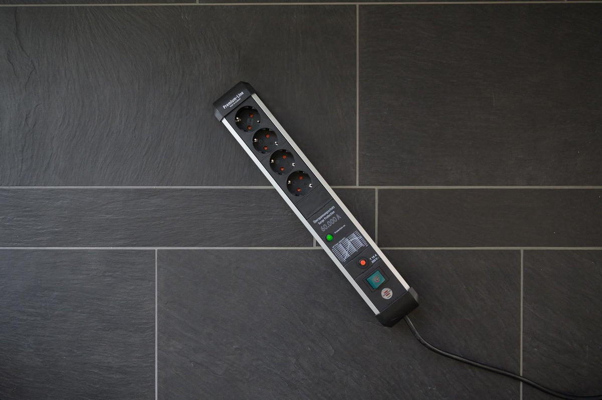Brennenstuhl Steckdosenleiste Premium-Protect-Line 16 A 230 V mit 4 Steckdosen, Überspannungsschutz und Sicherungsautomat