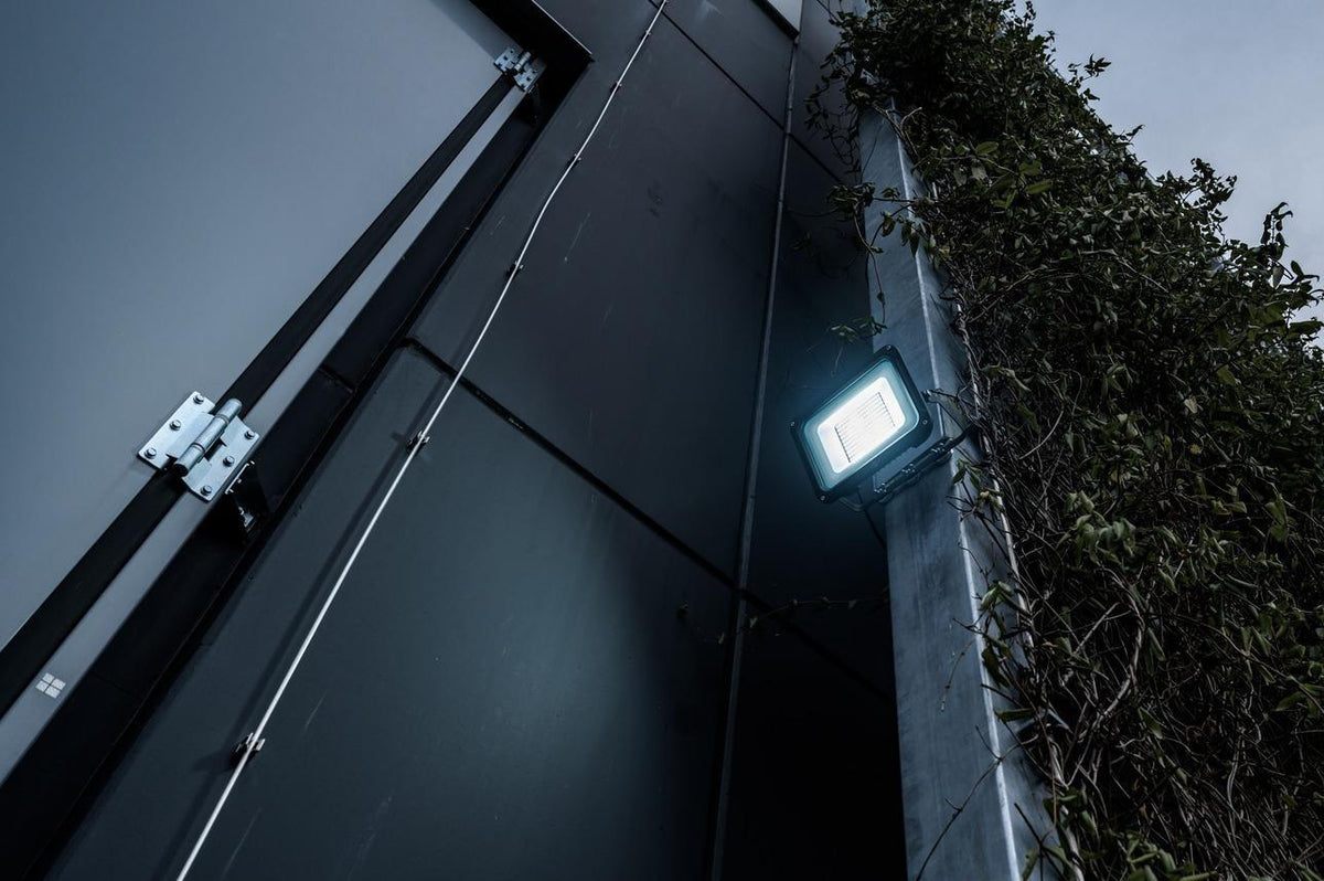 LED-Strahler JARO 4060 30 W 3450 lm IP65 von BRENNENSTUHL – helles Licht für Außenbereiche