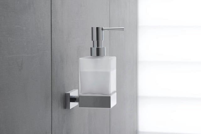 DURAVIT Karree Seifenspender Chrom – Flüssigseifenspender mit Glasbehälter und Messinghalterung