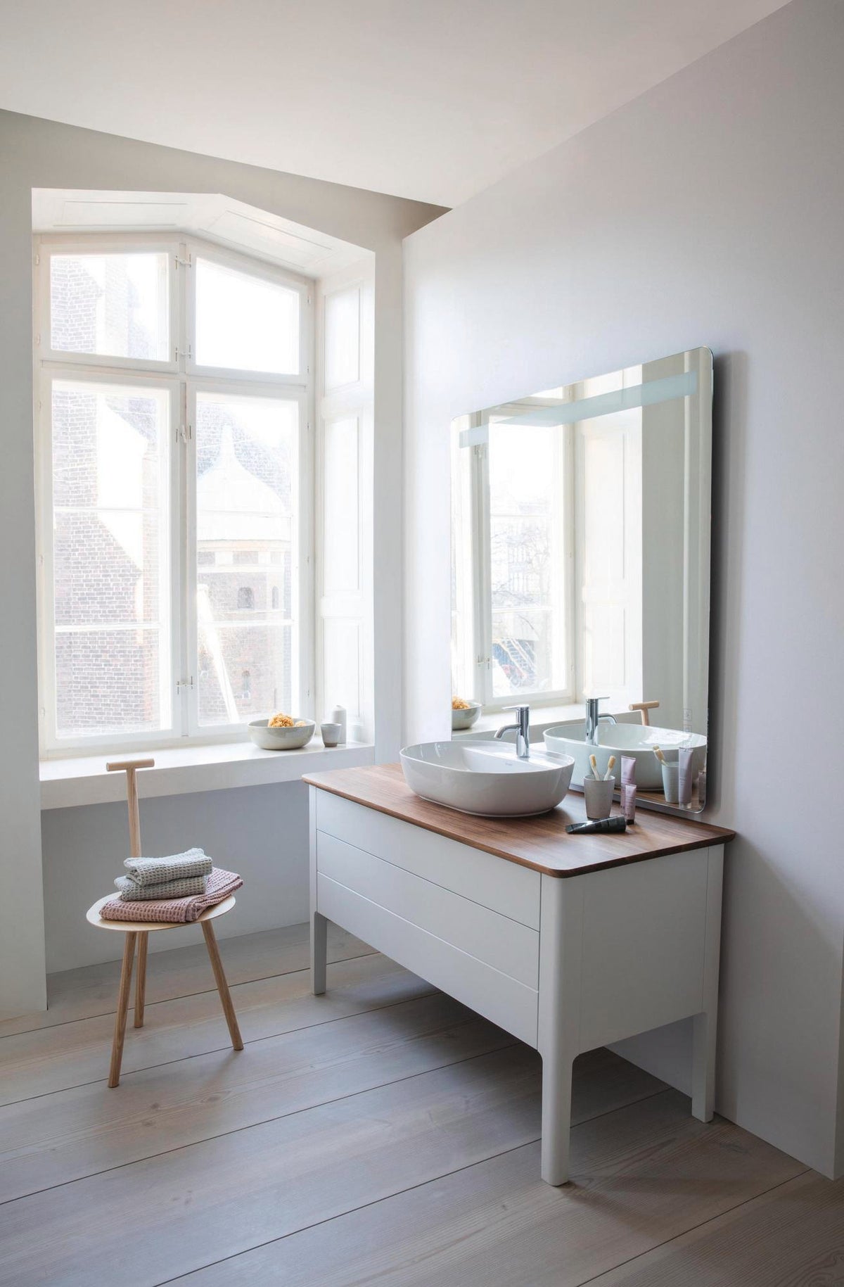 DURAVIT Massivholzkonsole Luv 1388 mm Am. Nussbaum mit 1 Ausschnitt