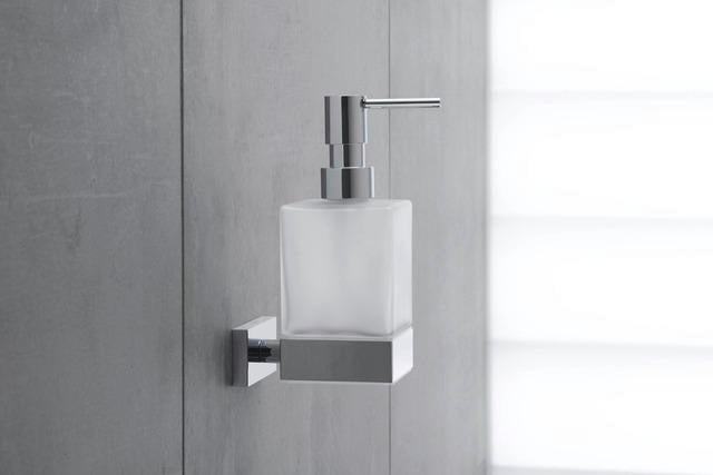 DURAVIT Karree Seifenspender Chrom – Flüssigseifenspender mit Glasbehälter und Messinghalterung
