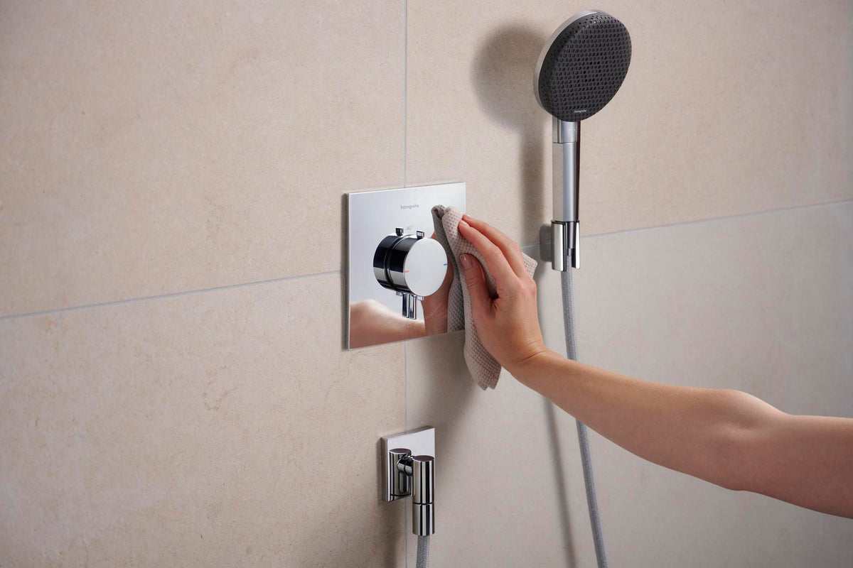 Hansgrohe Wandanschluss FixFit Fine E mit Rückflussverhinderer – 1/2 Zoll, schwarz, 65 mm Rosette