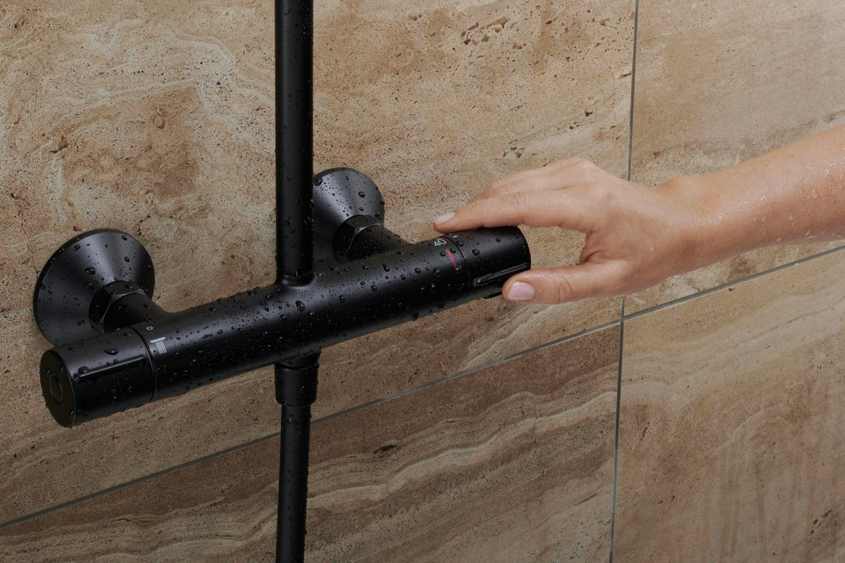 HANSGROHE Showerpipe Vernis Blend 240 mit Thermostat mattschwarz – Duschsystem mit Kopf- und Handbrause