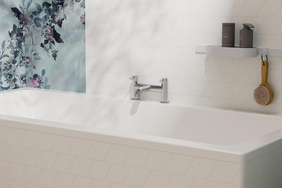 HANSGROHE Duschset WallStories mattschwarz – Wandstange mit Ablagekorb, Duschabzieher & Handtuchhaken