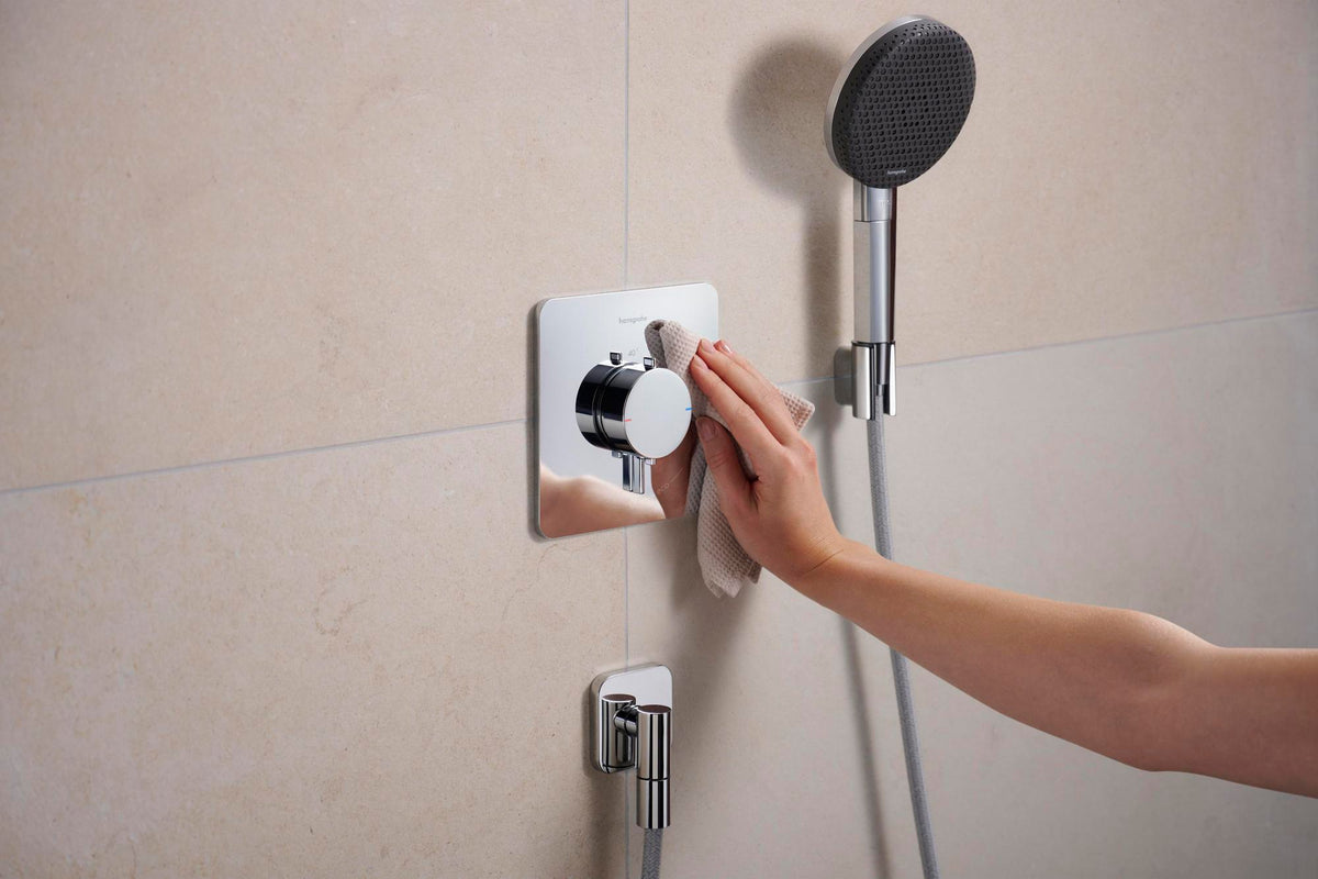 HANSGROHE Wandanschluss FixFit Fine Q mit Rückflussverhinderer – schwarz, 1/2 Zoll, 65 mm Rosette