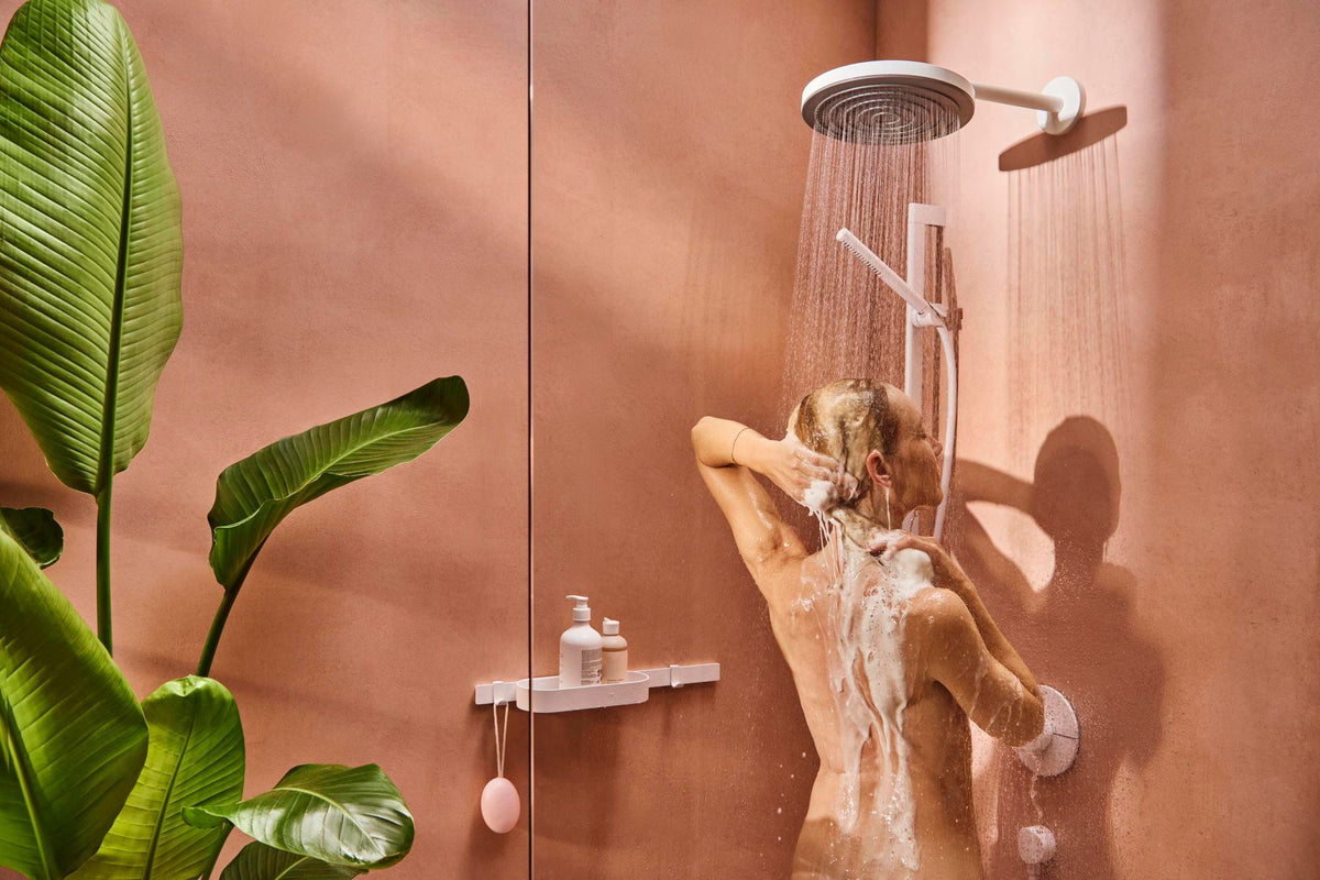 HANSGROHE WallStoris Badewannenset mattschwarz – Wandstange mit Ablage und Korb