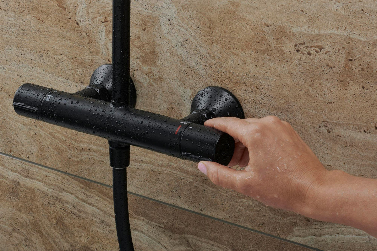 HANSGROHE Showerpipe Vernis Blend 240 mit Thermostat mattschwarz – Duschsystem mit Kopf- und Handbrause