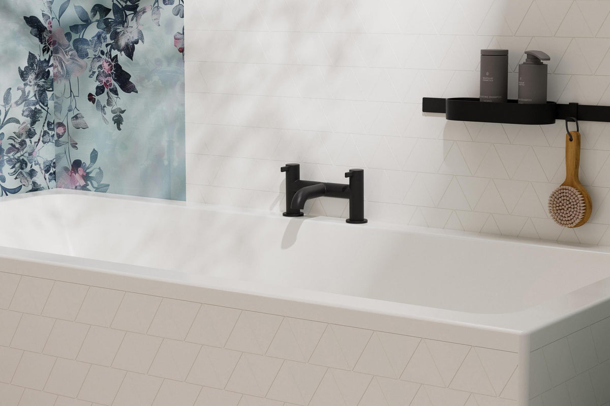 HANSGROHE Duschset WallStories mattschwarz – Wandstange mit Ablagekorb, Duschabzieher & Handtuchhaken