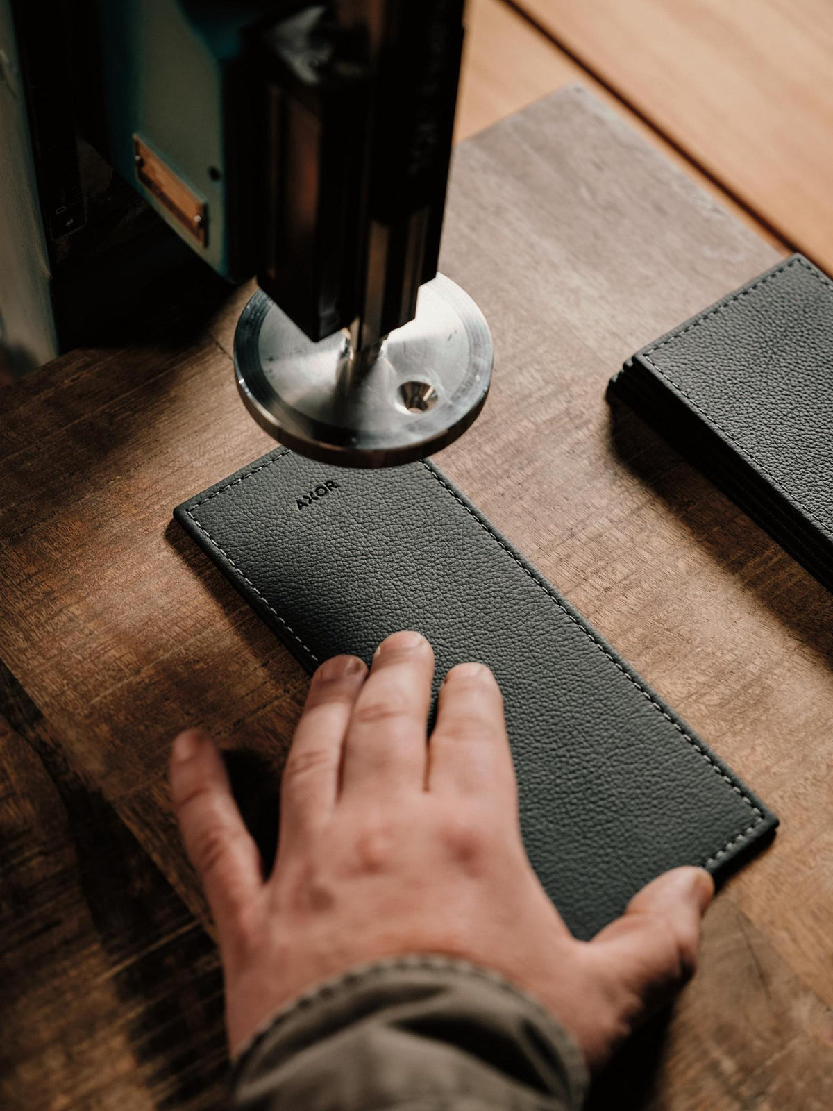 AXOR MyEdition Platte 150 in Leder – Abnehmbare Design-Abdeckung für Waschtischarmaturen