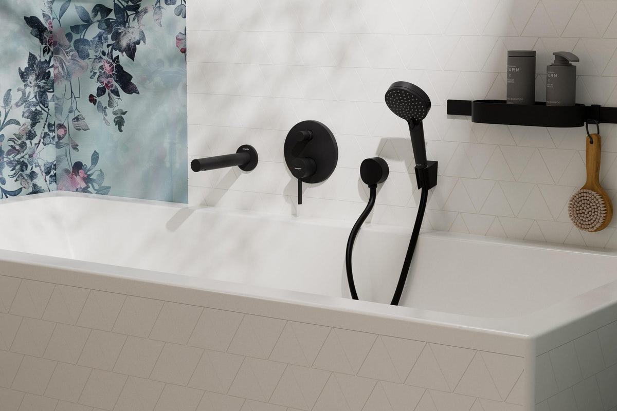 HANSGROHE Duschset WallStories mattschwarz – Wandstange mit Ablagekorb, Duschabzieher & Handtuchhaken