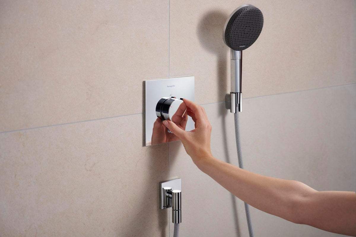 Hansgrohe Wandanschluss FixFit Fine E mit Rückflussverhinderer – 1/2 Zoll, schwarz, 65 mm Rosette
