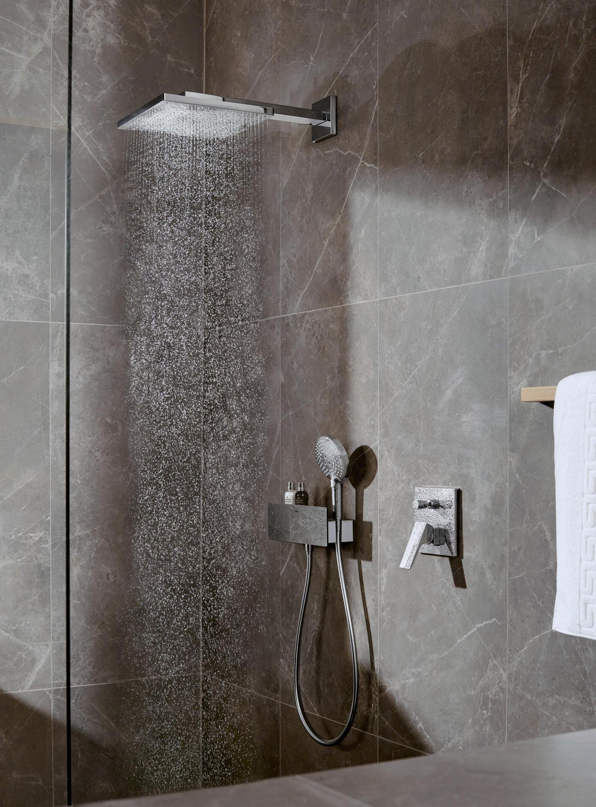 HANSGROHE FixFit Porter 300 Schlauchanschluss mit Brausehalter, weiß/chrom, 300 mm Ablage