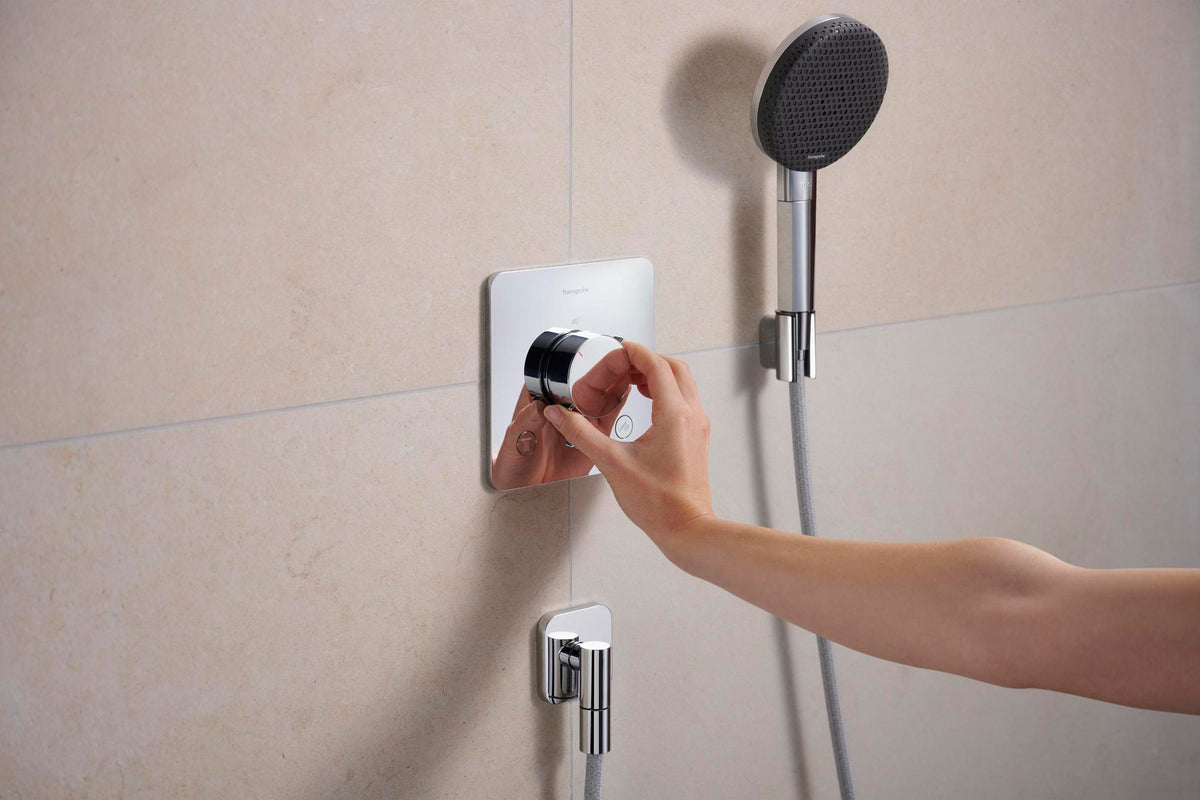 HANSGROHE Wandanschluss FixFit Fine Q mit Rückflussverhinderer – schwarz, 1/2 Zoll, 65 mm Rosette
