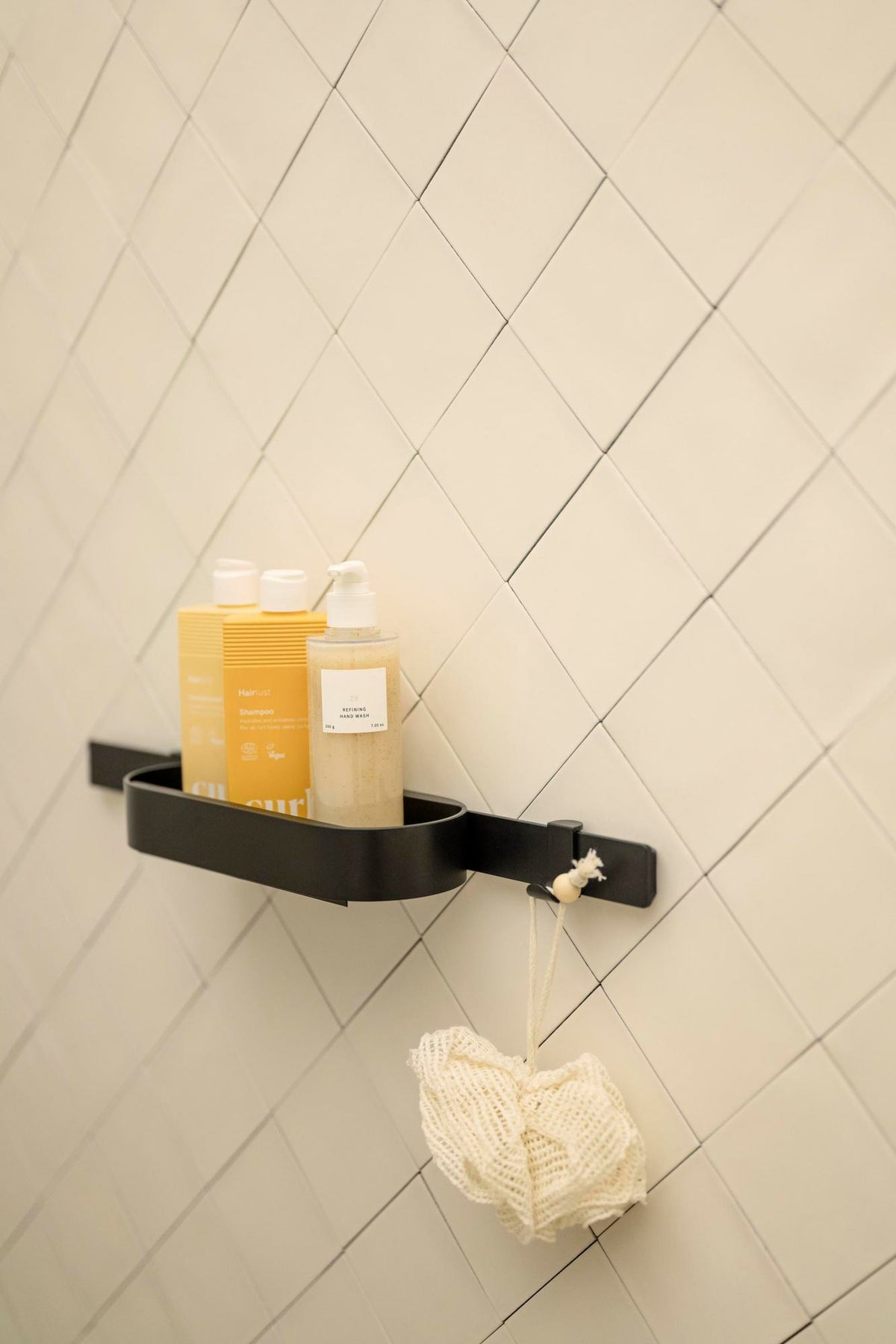 HANSGROHE Duschset WallStories mattschwarz – Wandstange mit Ablagekorb, Duschabzieher & Handtuchhaken