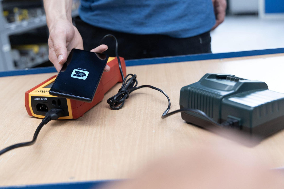 Wiha Gerätetester-Set PAT one im Koffer – Tragbarer Prüfer für ortsveränderliche Geräte nach VDE 0701/0702