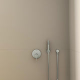 Ideal Standard Idealrain Atelier Brausehalter mit runder Rosette in Brushed Gold – Wandmontage