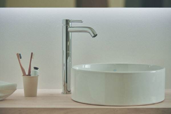 Ideal Standard Ceraline Waschtischarmatur mit 150 mm Ausladung, Ablaufgarnitur und Heißwasser-Sparfunktion