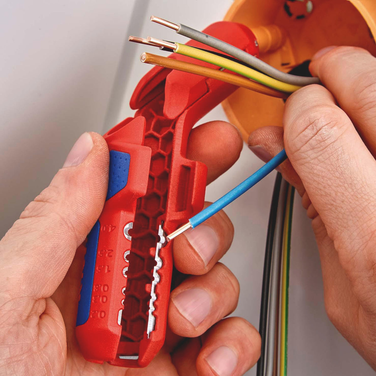 KNIPEX ErgoStrip® Universal-Abmantelungswerkzeug 130 mm für Rund-, Feuchtraum- und Datenkabel