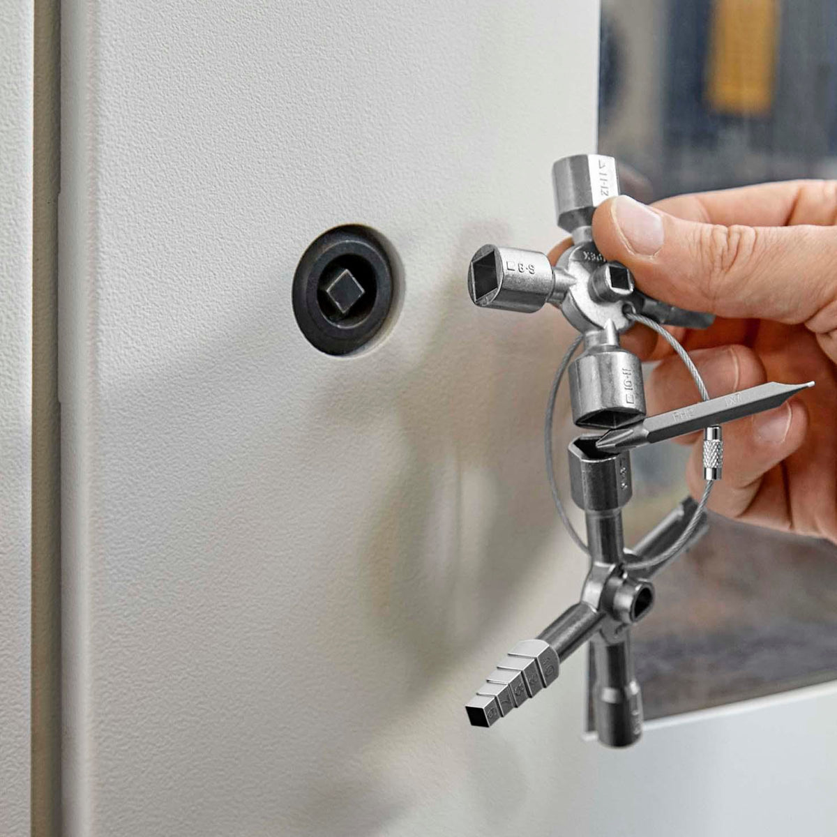 KNIPEX Schaltschrankschlüssel TwinKey® mit 6 Funktionen und Magnet-Verbindung