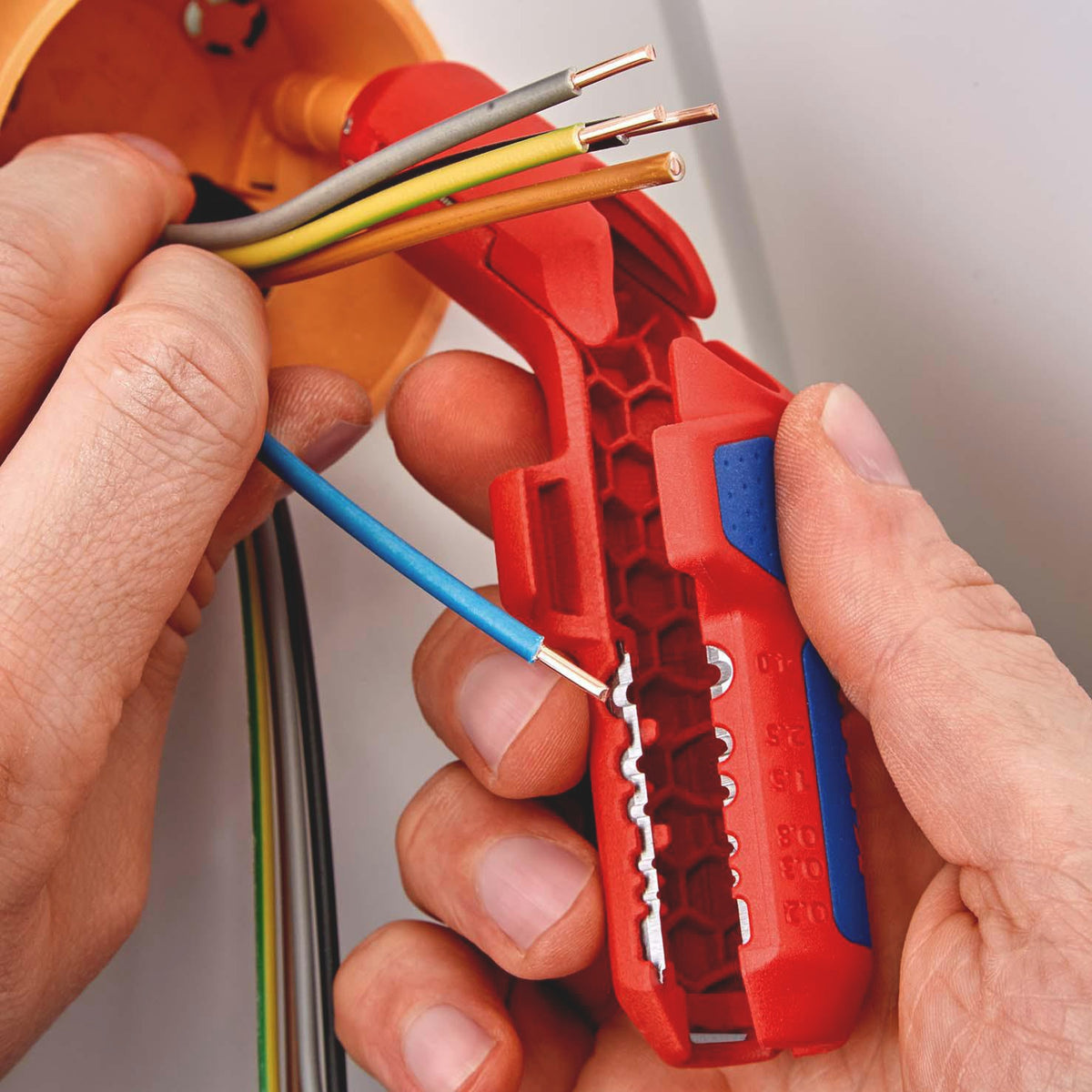 KNIPEX ErgoStrip® Universal-Abmantelungswerkzeug 130 mm für Rund-, Feuchtraum- und Datenkabel