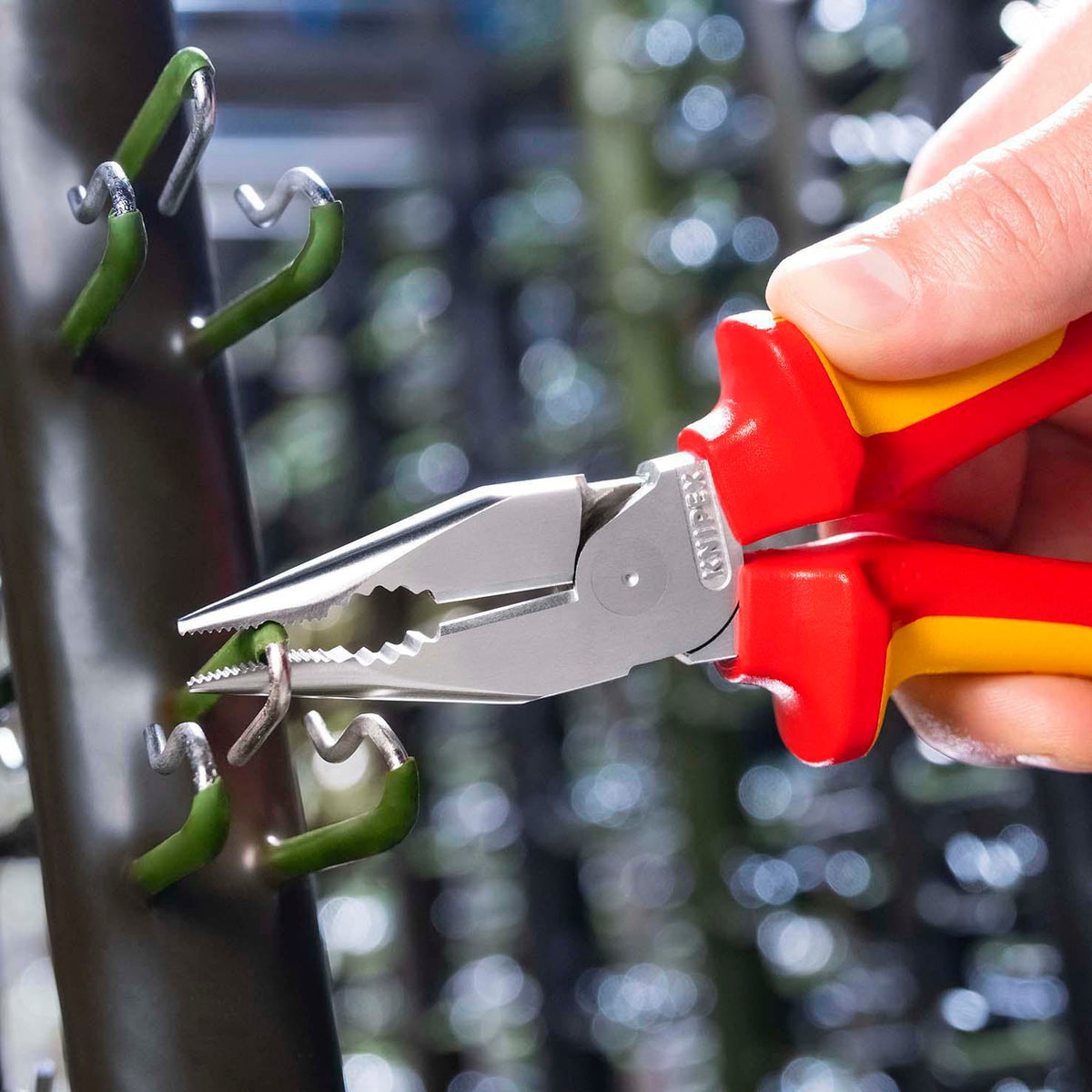 KNIPEX Spitzkombizange 145 mm VDE-isoliert, Mehrkomponentenhüllen, verchromt