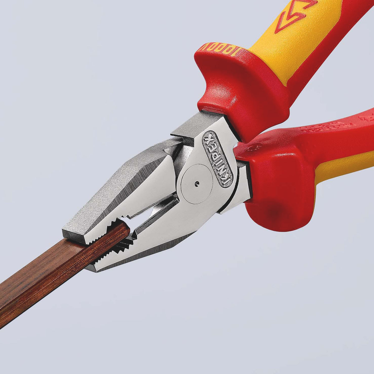 KNIPEX Kraftkombizange VDE 180 mm – 35 % Kraftersparnis, verchromt, Mehrkomponenten-Griff