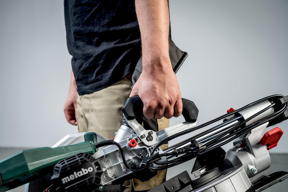 METABO Kapp- und Gehrungssäge KGS 216 M mit Zugfunktion, 1500 W, 216 mm Sägeblatt
