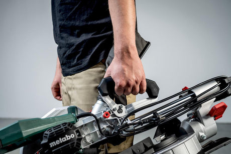 METABO Kapp- und Gehrungssäge KGS 216 M mit Zugfunktion, 1500 W, 216 mm Sägeblatt
