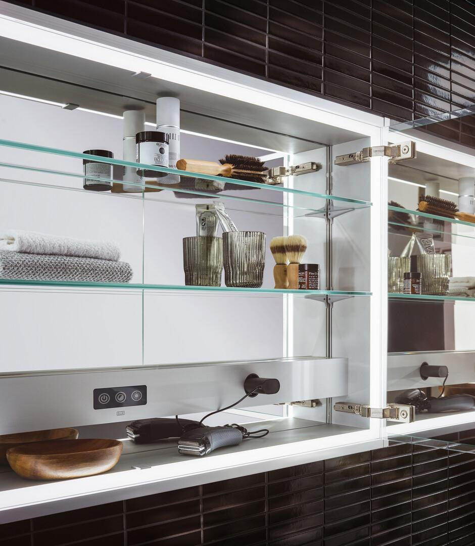 EMCO prestige 2 LED-Lichtspiegelschrank 915 mm Unterputz, breite Tür links, Aluminium
