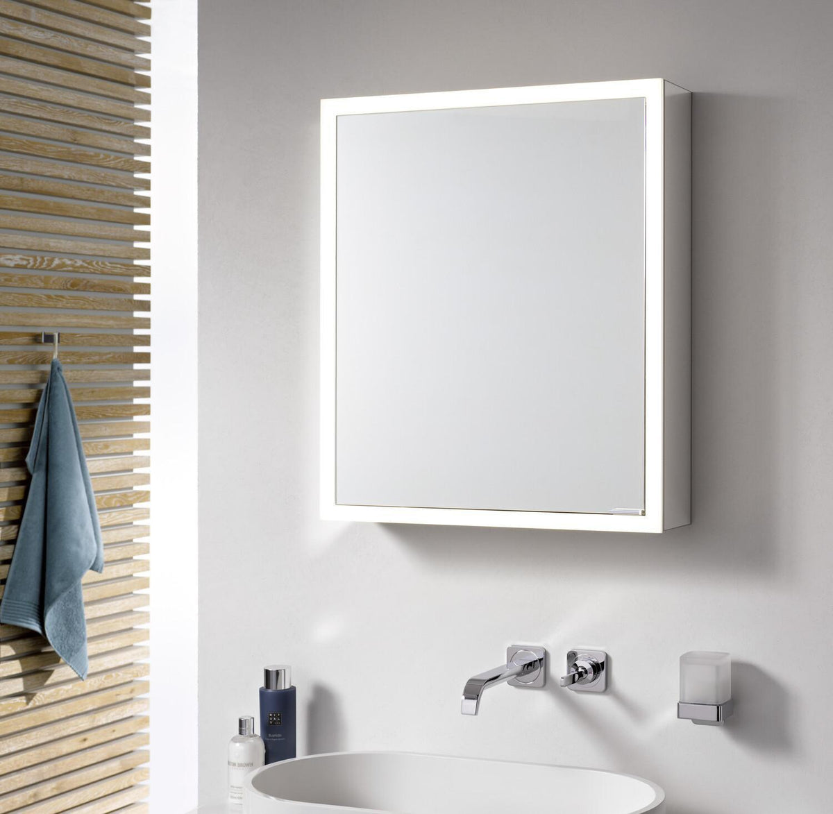 EMCO prime LED-Lichtspiegelschrank 600 mm, 2 Türen, Aufputz, alu eloxiert – mit Front- und Innenbeleuchtung