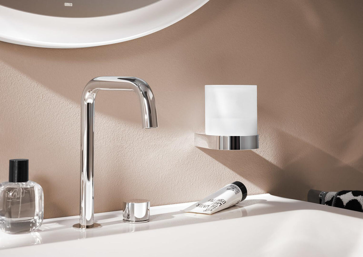 EMCO Sensor-Seifenspender flow mit Kristallglas satiniert – berührungslos, Akku, Chrom