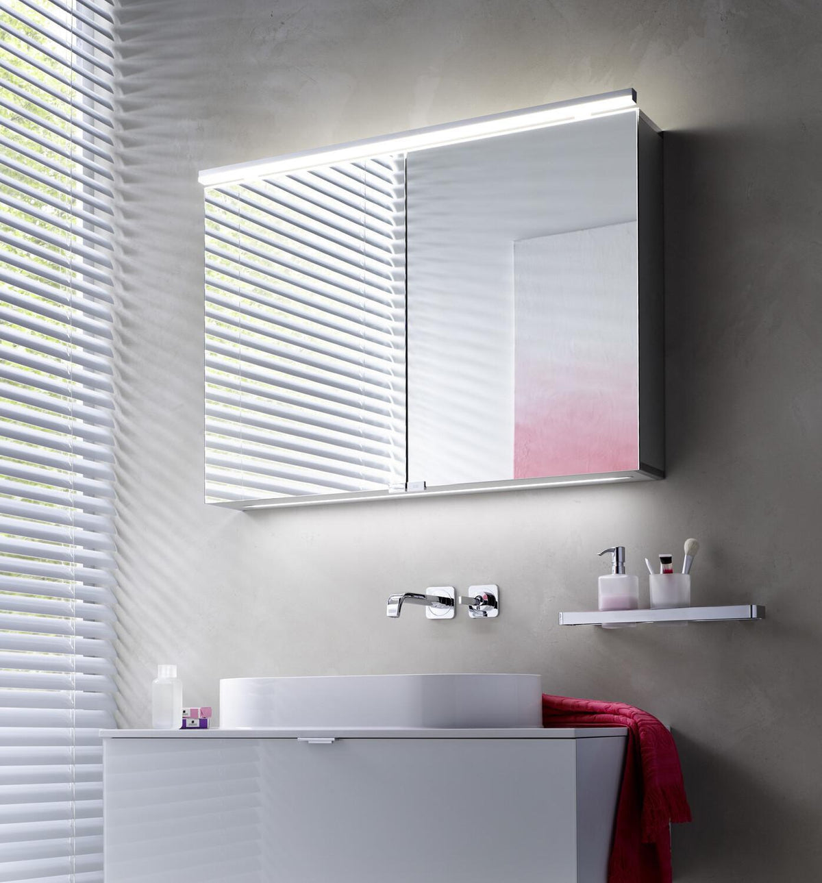 EMCO Lichtspiegelschrank flat LED 1200 mm 3 Türen Aluminium – Aufputz mit Soft-Close