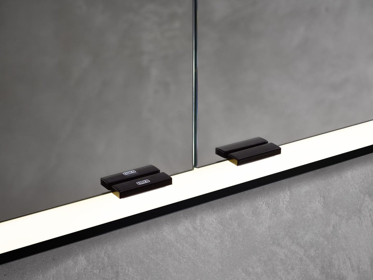 EMCO prime LED-Lichtspiegelschrank 1200 mm, 2-türig, Aufputz, Aluminium, mit Touchsteuerung