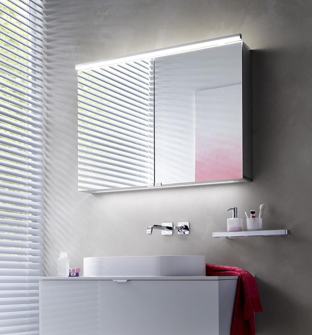 EMCO Lichtspiegelschrank flat LED 600 mm, 2 Türen, Aluminium, Aufputz, IP44, Soft-Close