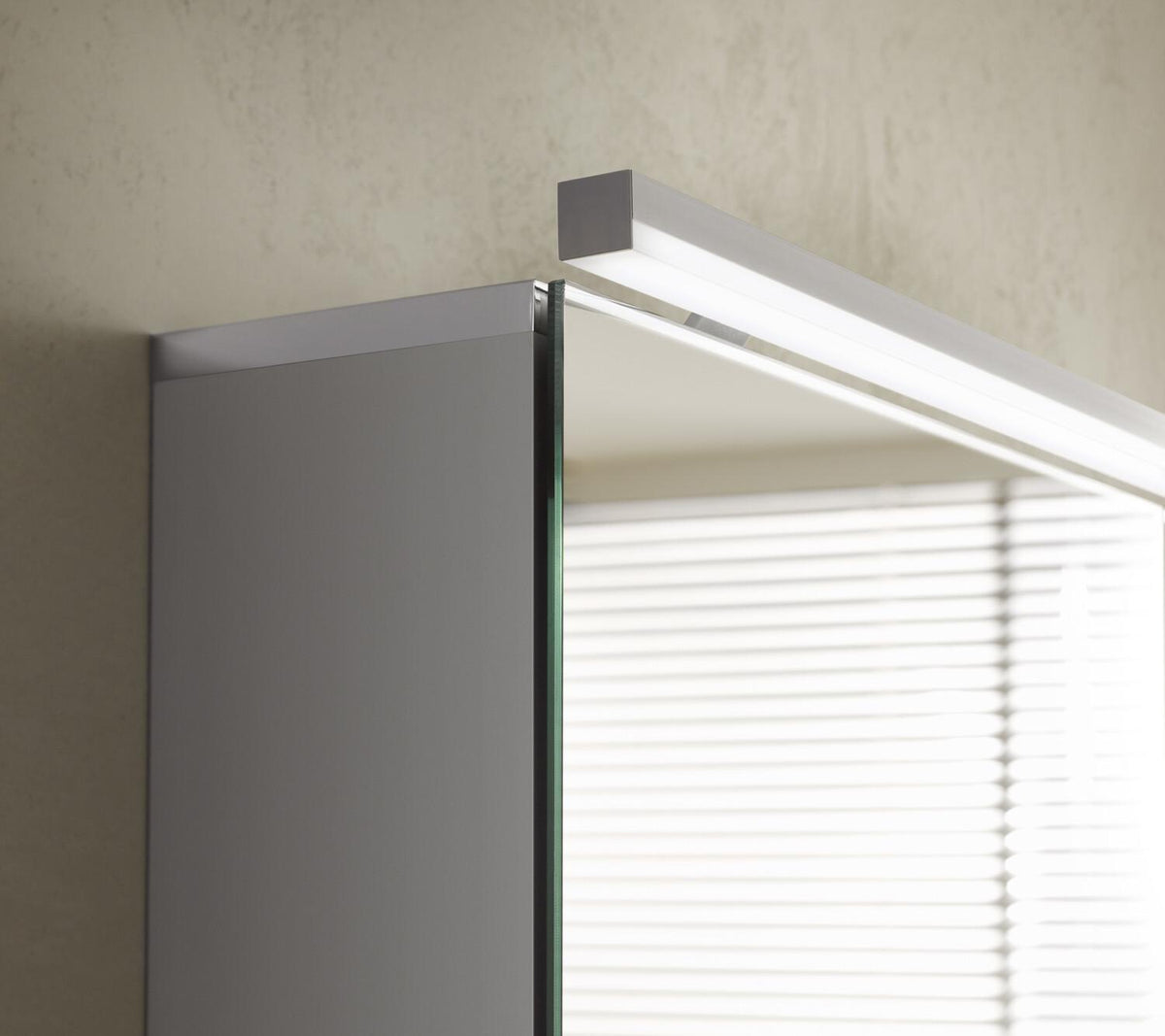 EMCO Lichtspiegelschrank flat LED 500 mm aluminium, 1 Tür, Aufputz, IP44, 4000K