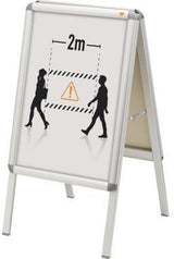 NOBO Plakatständer Premium Plus DIN A2 Alurahmen silber – wetterfester Kundenstopper