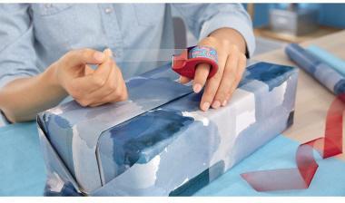 tesa Handabroller Mini 57858-00000 19mm x 10m rot/blau – Nachfüllbarer Abroller inkl. tesafilm® kristall-klar