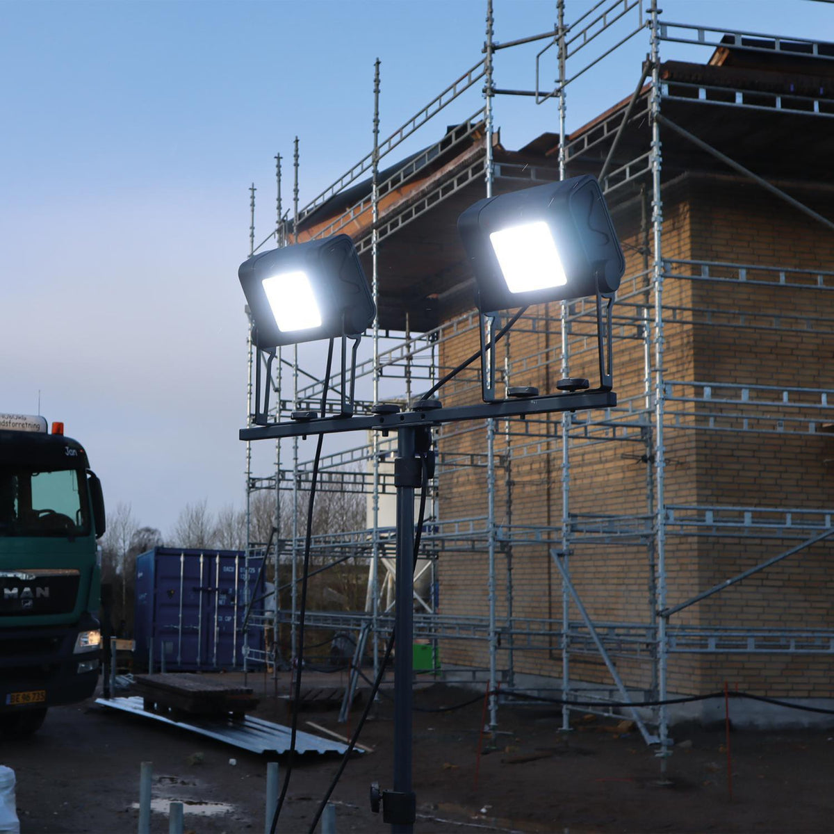 SCANGRIP Doppelhalter für Stativ SITE LIGHT – Montage von zwei Leuchten