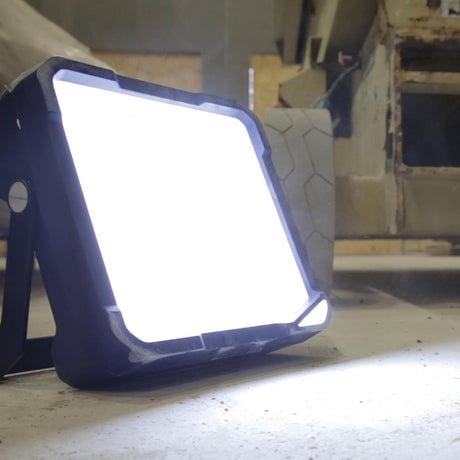SCANGRIP VEGA LITE LED-Strahler 45 W 6000 lm IP54 mit 5 m Kabel und 2 Steckdosen