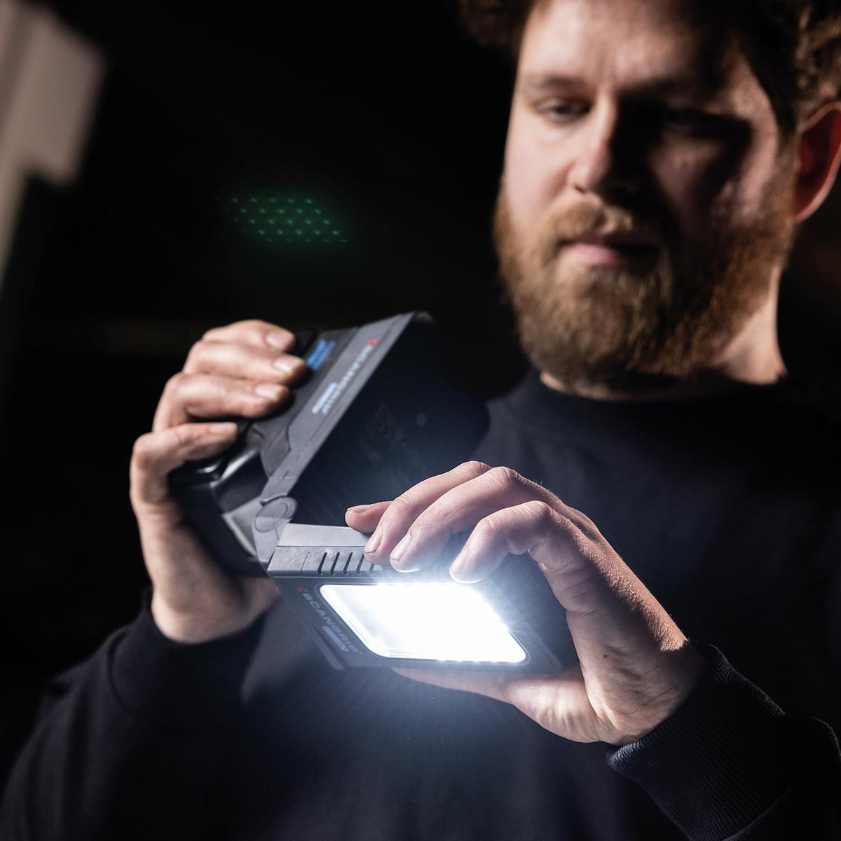 SCANGRIP DUO CONNECT LED-Strahler 108 W, 2500 lm, 18 V, IP30 – mit 2 flexiblen Leuchtenköpfen