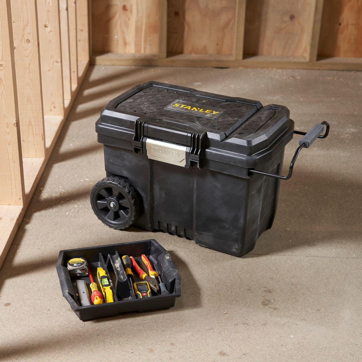 STANLEY Montagebox fahrbar 52 l mit Teleskopgriff und IP53-Schutz