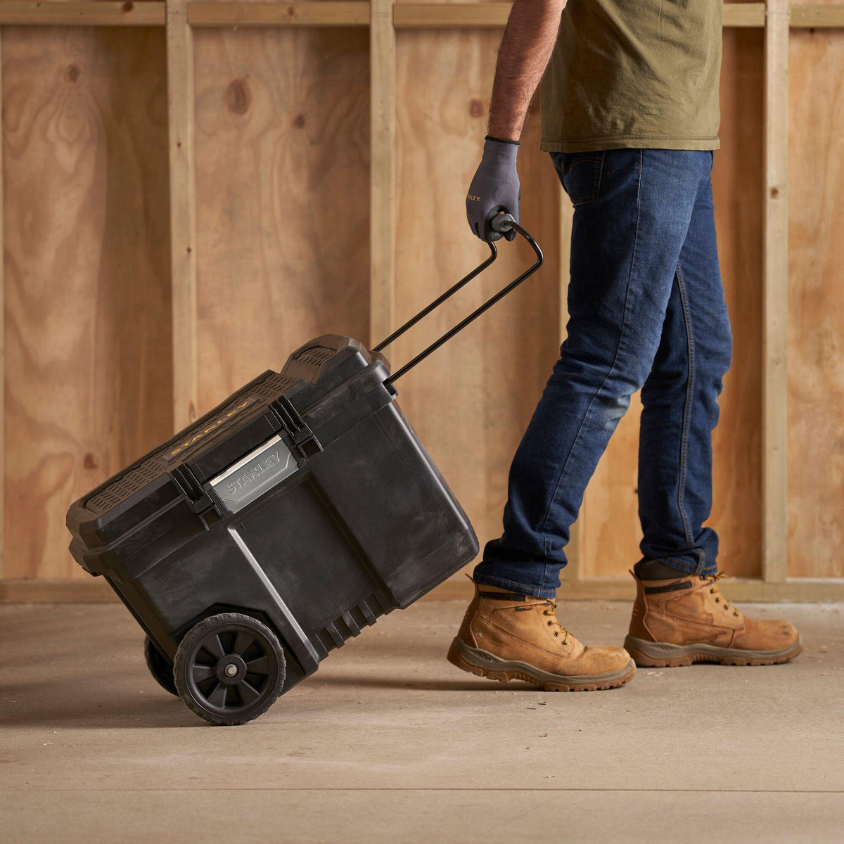 STANLEY Montagebox fahrbar 52 l mit Teleskopgriff und IP53-Schutz
