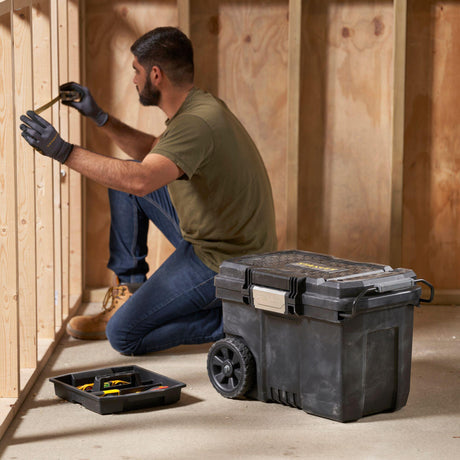 STANLEY Montagebox fahrbar 52 l mit Teleskopgriff und IP53-Schutz