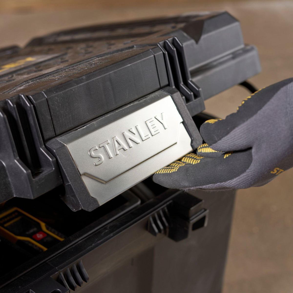 STANLEY Montagebox fahrbar 52 l mit Teleskopgriff und IP53-Schutz
