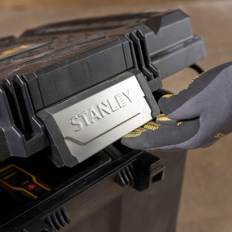 STANLEY Montagebox fahrbar 52 l mit Teleskopgriff und IP53-Schutz