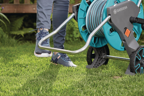 GARDENA CleverRoll M Schlauchwagen-Set 20 m – Komplett-Set mit Kick&Stand
