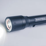 LEDLENSER P2R LED-Taschenlampe mit Advanced Focus System, 200 lm, USB-C-Akku