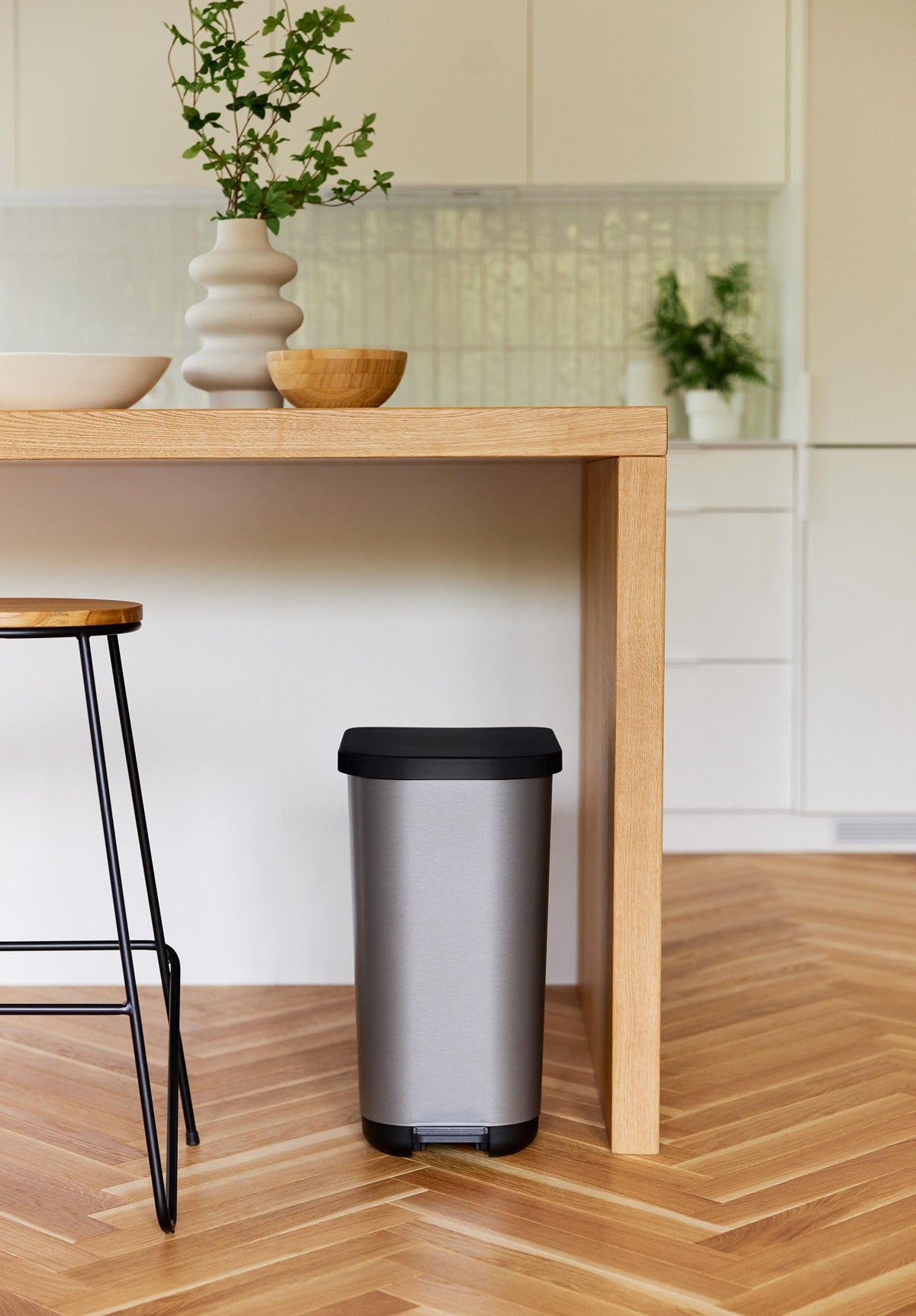 ROTHO Tretabfallsammler RIBO 35 l mit verstellbarem Müllbeutelhalter, silber/schwarz